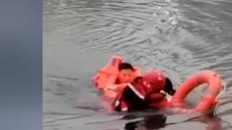 女子落水挣扎，民警奋力救回：游不动也得游