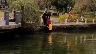 一名老人不慎坠入溪中，衢州一男子将人救起后默默离场