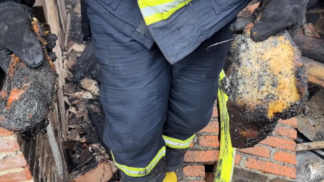 居民熏制腊肉时外出，2吨肉被烧成黑炭