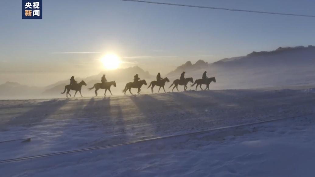 新疆护边员冰天雪地中骑马巡边，路上积雪比车高