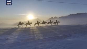 新疆护边员冰天雪地中骑马巡边，路上积雪比车高