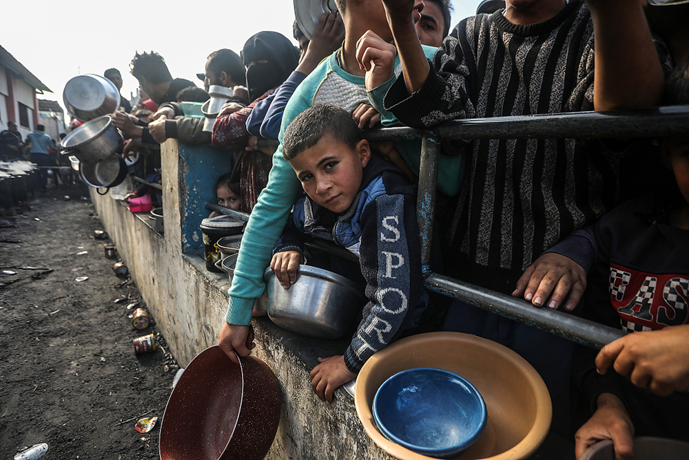 布衣无粮可吃，世卫安排帮助车队在加沙地带遭饥饿人群哄抢