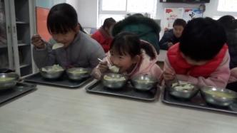 志愿者来到山区小学为学生包饺子过元旦：希望孩子快乐成长