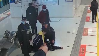 乘客突发心梗晕倒在车厢，地铁员工使用AED成功救助