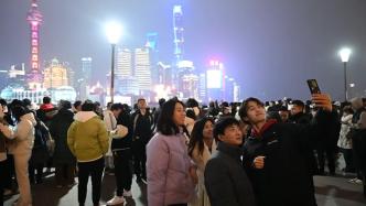 在上海外滩共贺2024新年快乐，警方为大客流护航