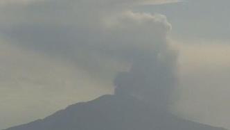日本鹿儿岛诹访之濑岛御岳火山口发生喷发