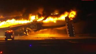 恐怖瞬间！日本客机被火焰彻底吞没，机身断成多截