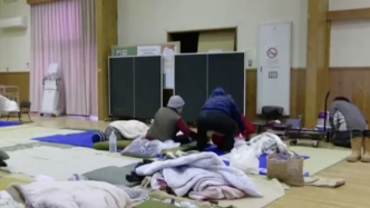 日本灾区居民震后进行避难，担心余震难以入眠