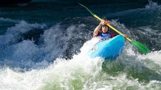 领略皮划艇运动员挑战怒江险滩“老虎跳”