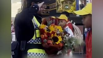 最后一班护学岗,民警“耿爷爷”被孩子们团团围住