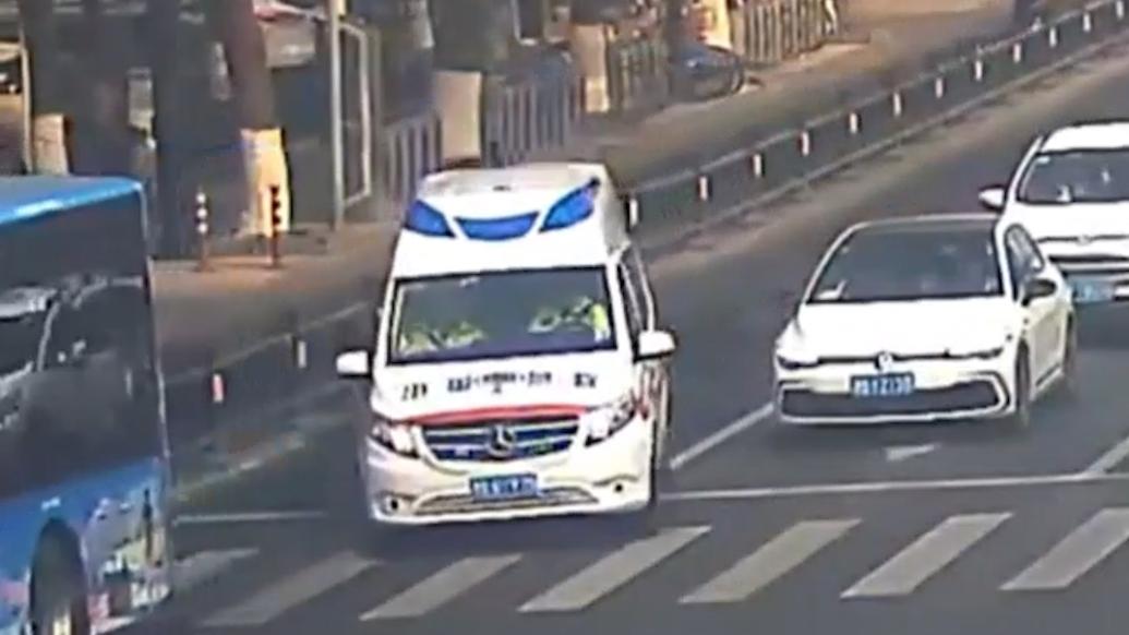 救護車被堵住,兩名司機闖紅燈為其讓出“生命通道”