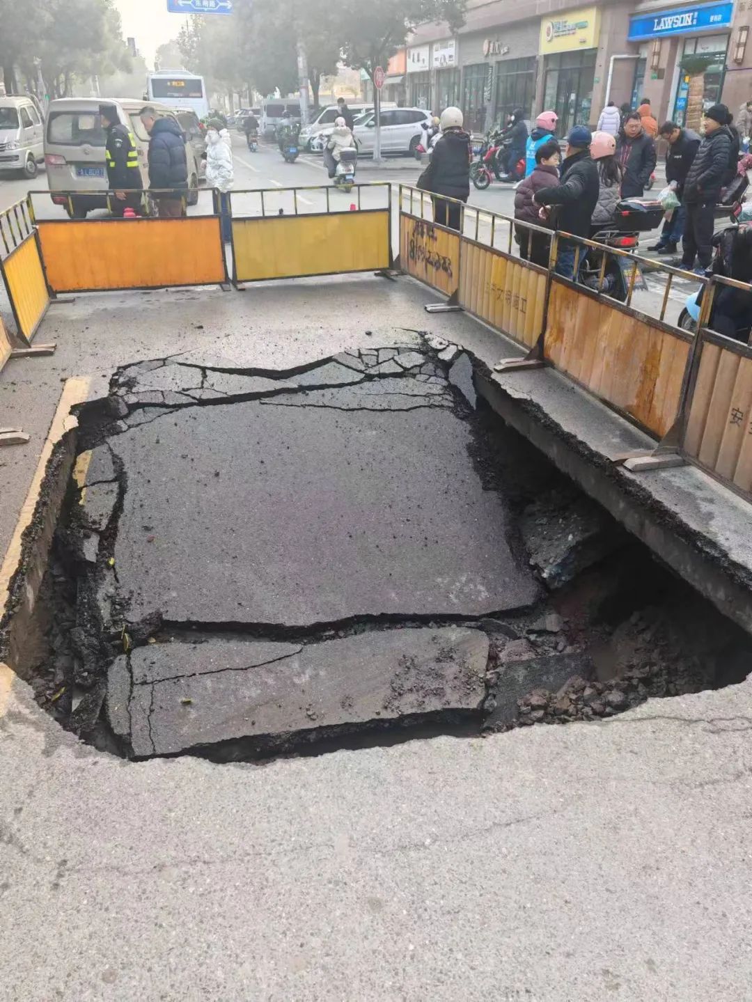 邢台123：邢台一道路塌方100余米致断交，当地政府：预计今年3月进行道路修复