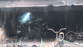 湖南消防通报孩子燃放烟花棒引发火灾：13辆电瓶车烧成铁架