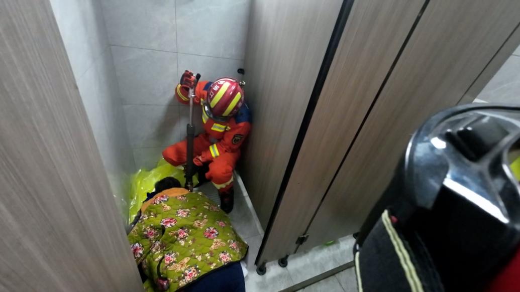 為撈手機(jī)不慎被卡，消防解救保潔阿姨