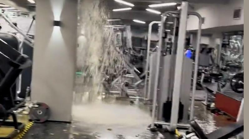 上海一健身房漏“黄色污水”？系楼上水管爆裂，已闭店维修