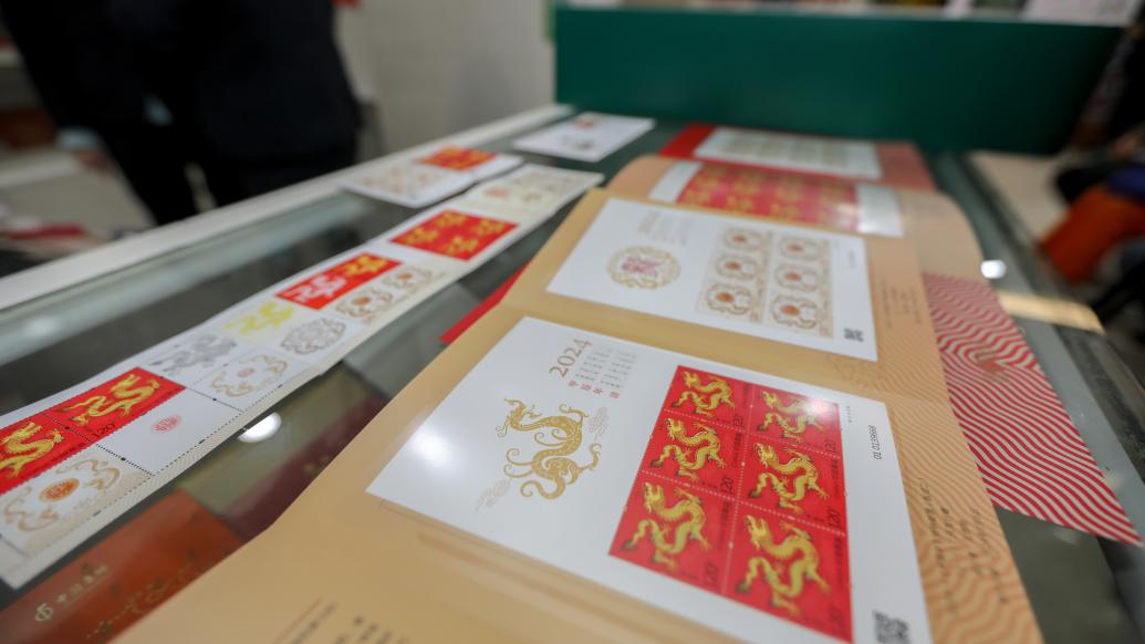 龙邮票首发，北京小伙清晨排队展示全球各地生肖邮册