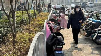 最窄处半米宽，还被乱设摊、乱停车挤占，上海这条人行道为何全是堵点？