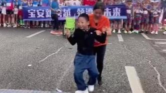 脑损伤男孩的首次马拉松，全场运动员为他大喊加油
