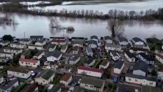 强降雨致英国多地河流发生洪水，气象局连发三百多个洪水预警