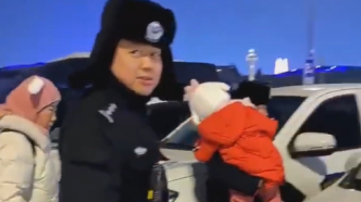 哈尔滨民警看到游客小孩排队受冷，让出警车给他取暖