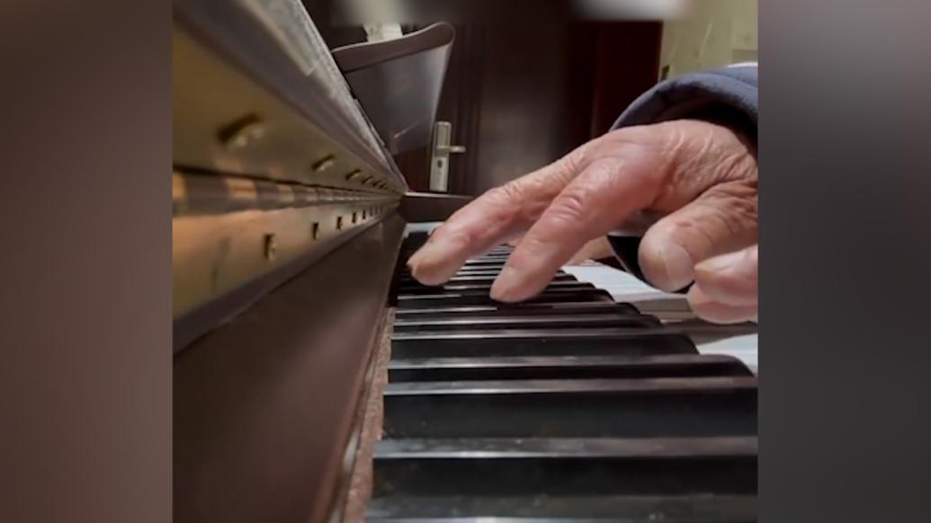 孙女和86岁爷爷钢琴合奏《纸飞机》