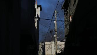 以军空袭加沙地带难民营一处住宅，造成至少20人死亡