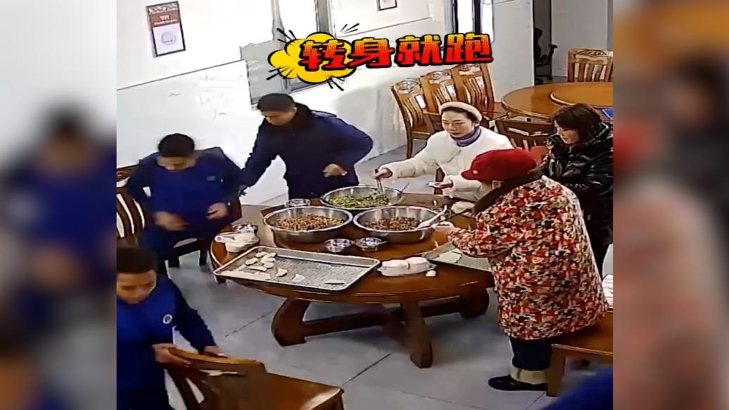 警铃响起，消防员拔腿就跑看呆家属