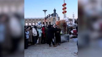 哈尔滨市民做1500串糖葫芦免费送外地游客
