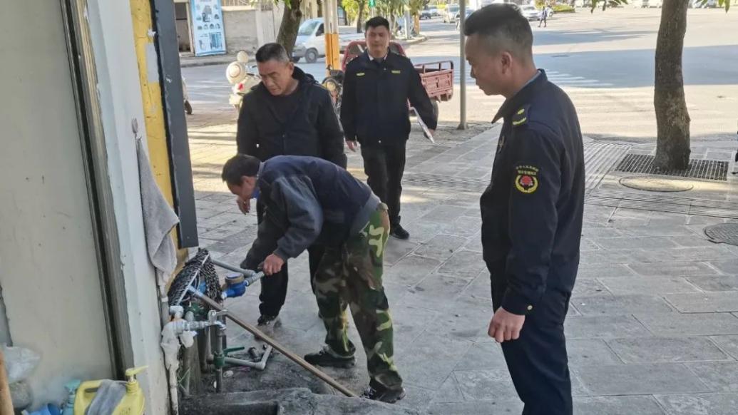 云南芒市部分沿街商铺私搭乱建水管水池，涉嫌危害生态环境被拆除