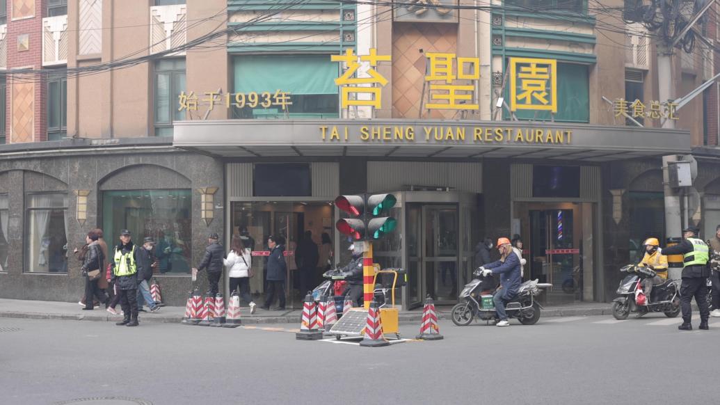 因《繁花》翻红的上海黄河路多了个临时红绿灯