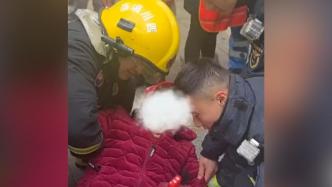 出警归途发现老人摔倒，消防员脱下自己的外套为其保暖