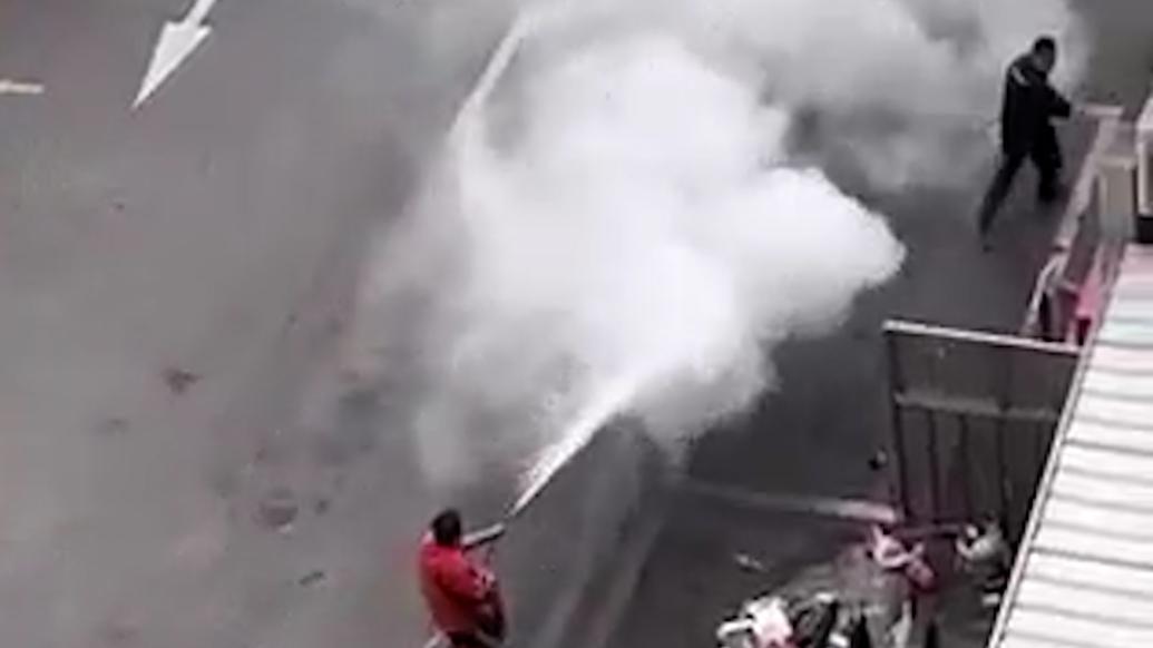 外賣哥持滅火器追保安噴射,因停車起糾紛已和解