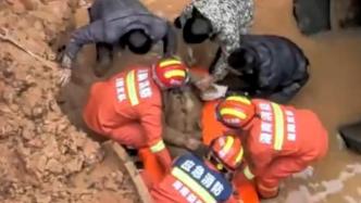 消防员下6米井坑救回多处骨折失温工人