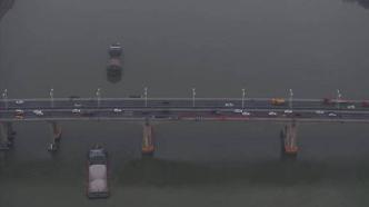 广州沙湾大桥被船舶刮蹭，南沙往番禺方向大塞车