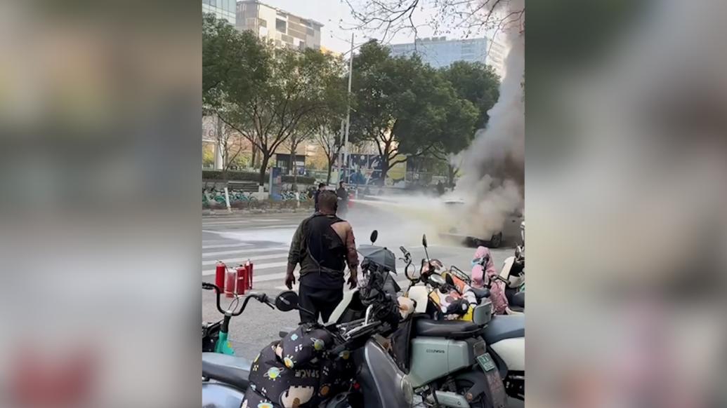 路过男子从着火车内将被困司机拽出:刚把人救出,车内已经弥漫火苗