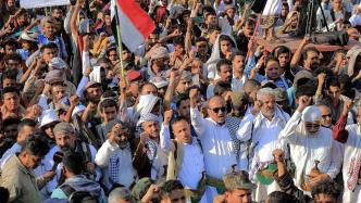 数万也门民众举行示威，谴责美英空袭