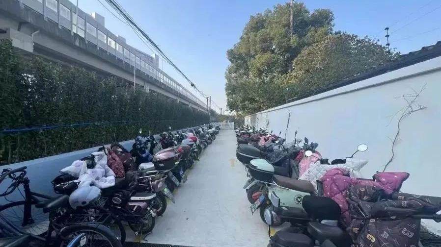 地铁口非机动车乱停放怎么办?上海这个街道把“边角料”空间利用起来