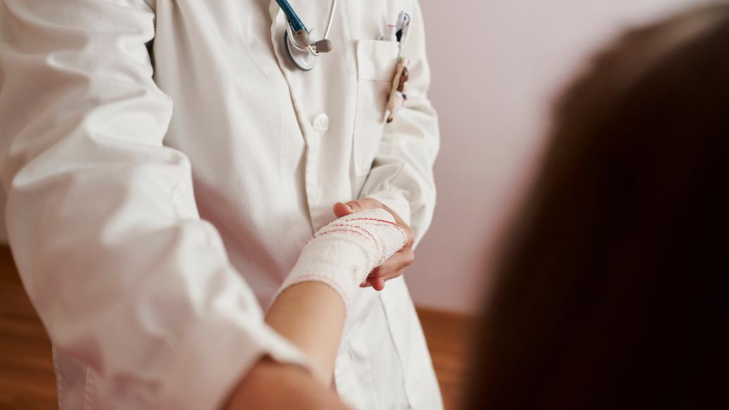 女子自制香肠被机器绞断手指,医生称此类断指很难再植存活