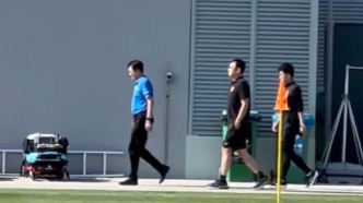 视频丨足协主席宋凯抵达多哈后首次观看国足训练