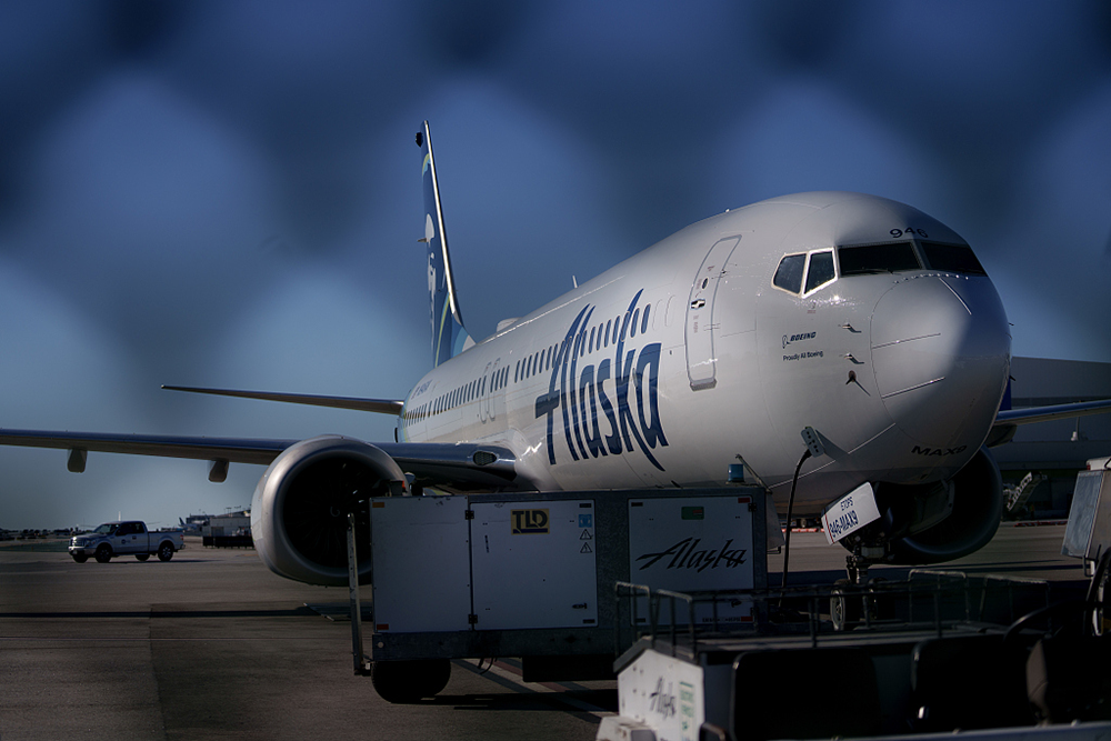 当地时间2024年1月8日,美国洛杉矶,阿拉斯加航空公司的一架波音737
