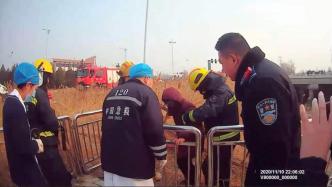 老人不慎墜入河溝，消防接警緊急救援