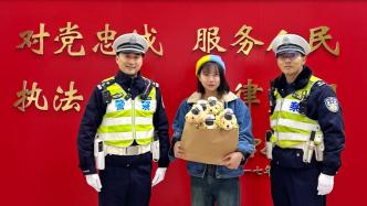 阿尔茨海默症老人误入重庆机场路，幸获女司机保护等来民警