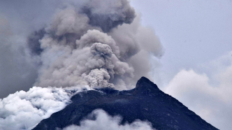 印尼多处火山屡次喷发，超6500人被疏散