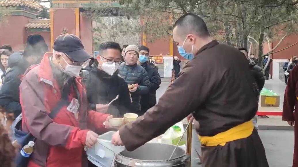 雍和宫腊八节“舍粥”，市民排长队领取