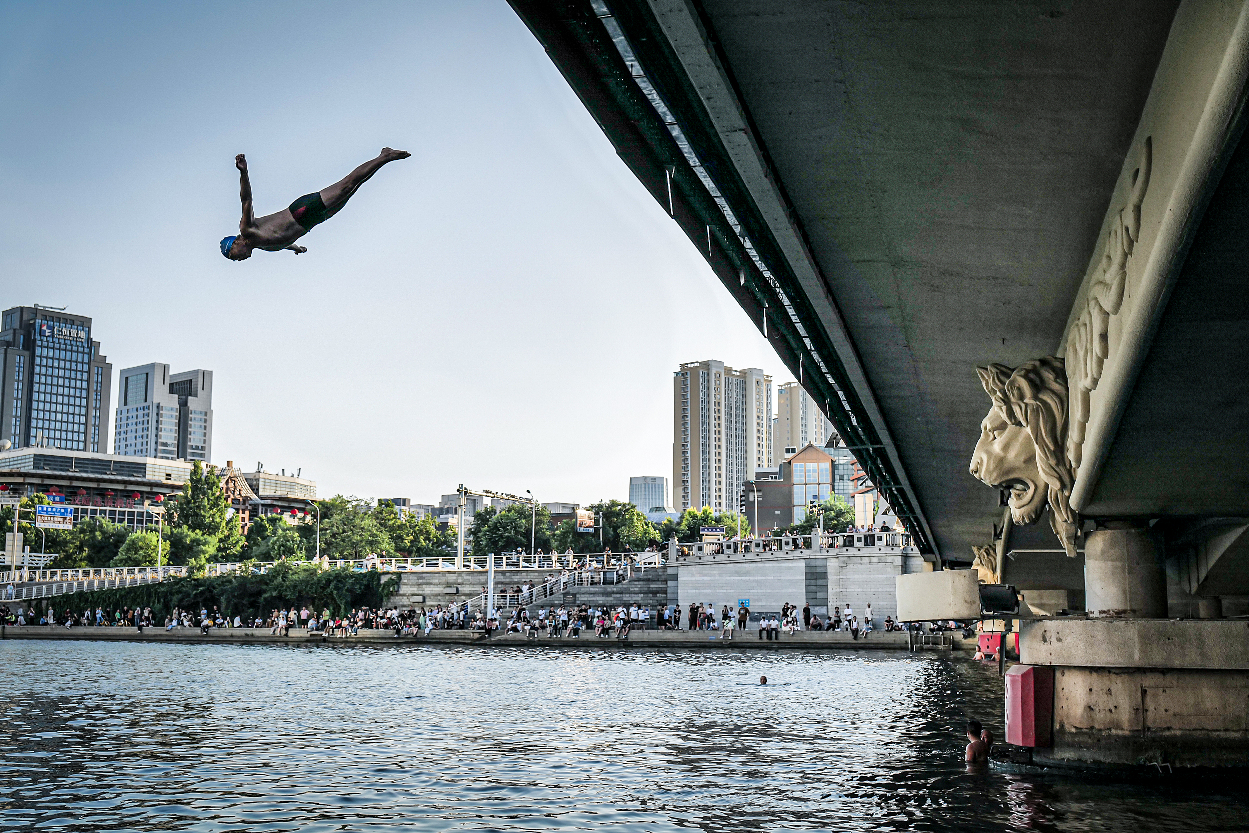 大爷今年75岁,他十岁开始游泳,2001年后固定在狮子林桥跳水,因为跳水