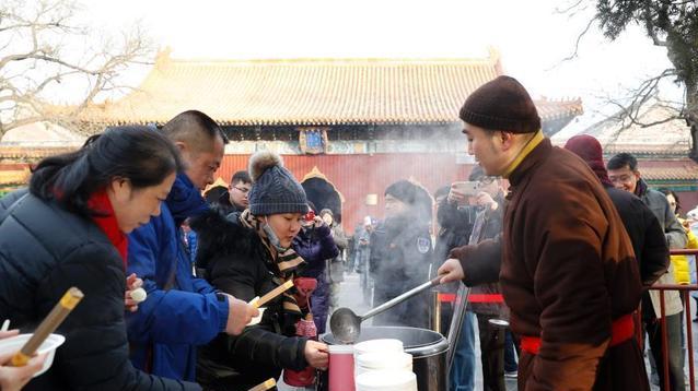 雍和宫舍粥过腊八，巴基斯坦小哥首尝腊八粥：好喝！