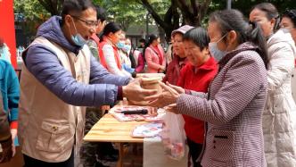 社区工作人员腊八节给老人送粥：弘扬尊老敬老的传统美德
