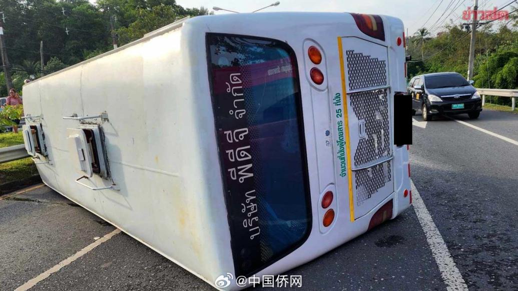 泰国一辆载有中国游客的大巴翻车， 17人受伤其中2人重伤