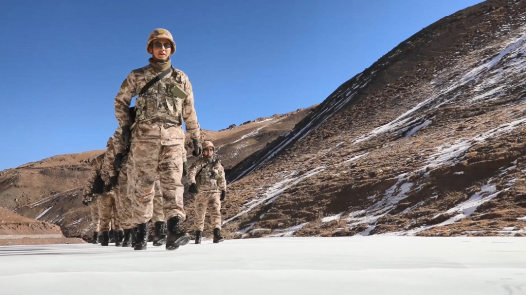 暖！邊防軍人冰雪巡邏路上，有充電加熱靴了