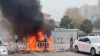 嘉兴一辆小鹏汽车在充电站起火烧成空壳，消防：无人员伤亡